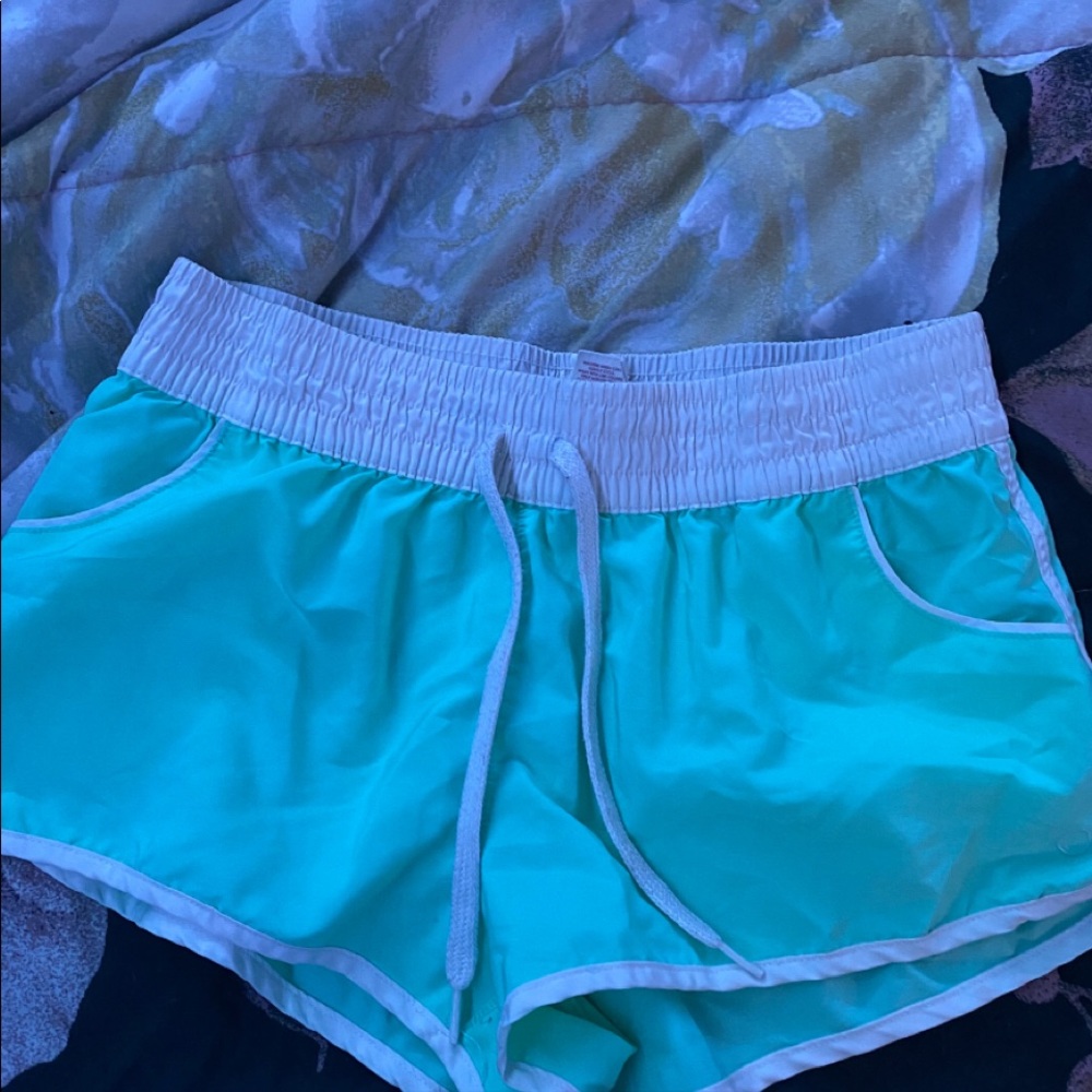 Greenish blue, Op, shorts